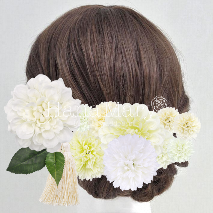 白のお花と白のタッセル